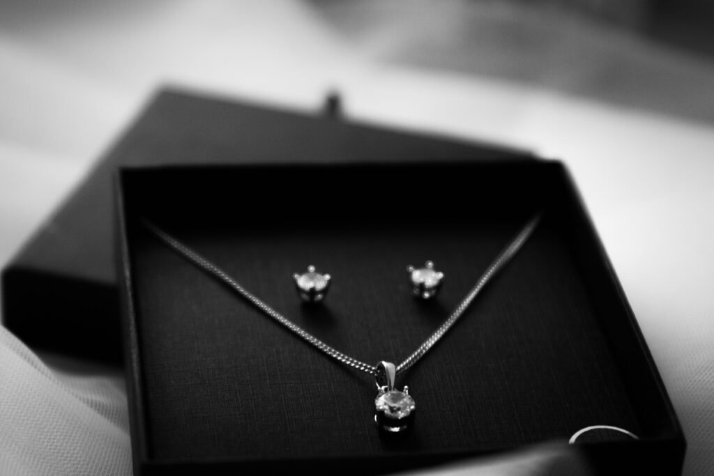 How to Pack Jewellery Travel: Easy Tips to Keep Your Accessories Safe How to Pack Jewellery Travel