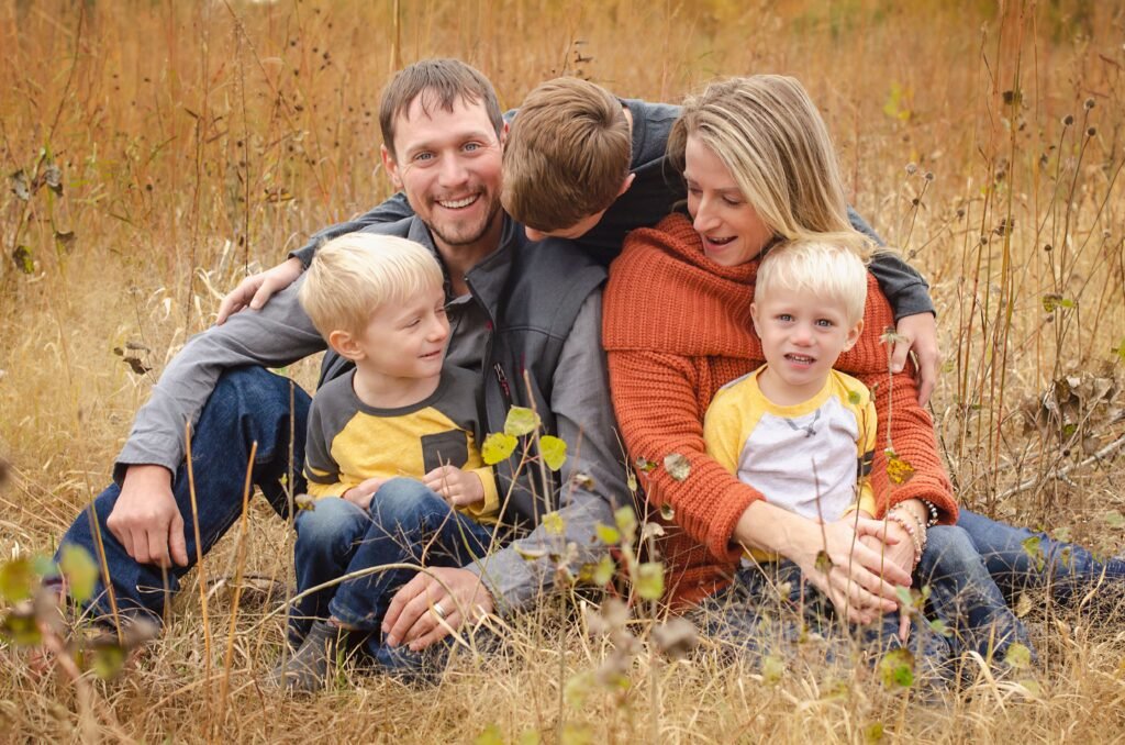 Fall Family Picture Outfit Ideas: 7 Stylish Looks for Beautiful Autumn Photos Fall Family Picture Outfit Ideas: